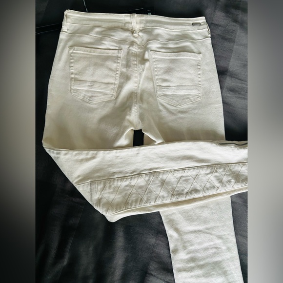 Kendall and Kylie Cream colored jeans
Size: 27 - Picture 1 of 7